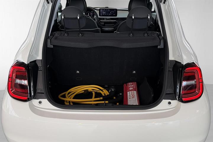 Hvid Fiat 500e fra 2023