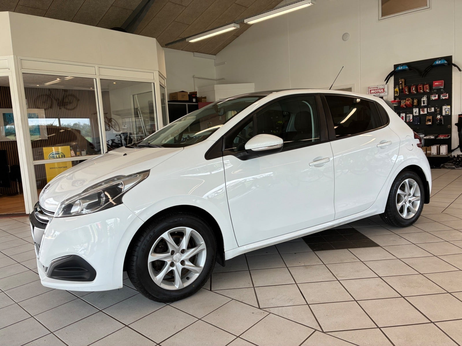 Hvid Peugeot 208 fra 2016