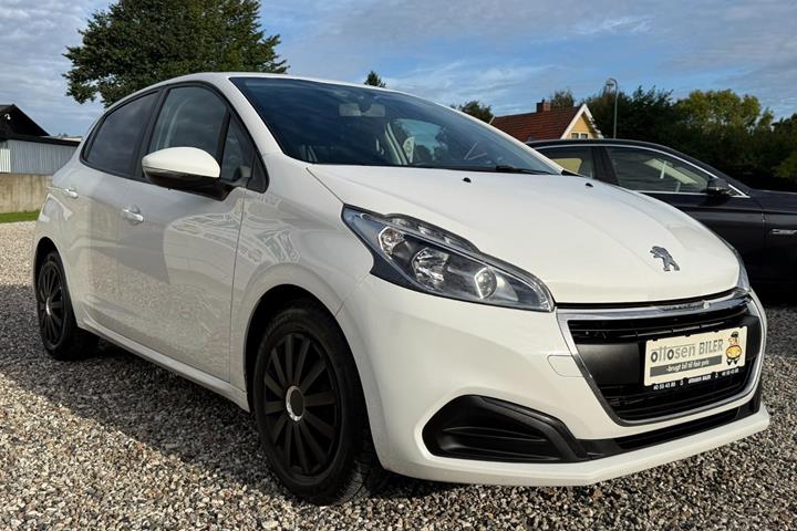 Hvid Peugeot 208 fra 2019 set udefra