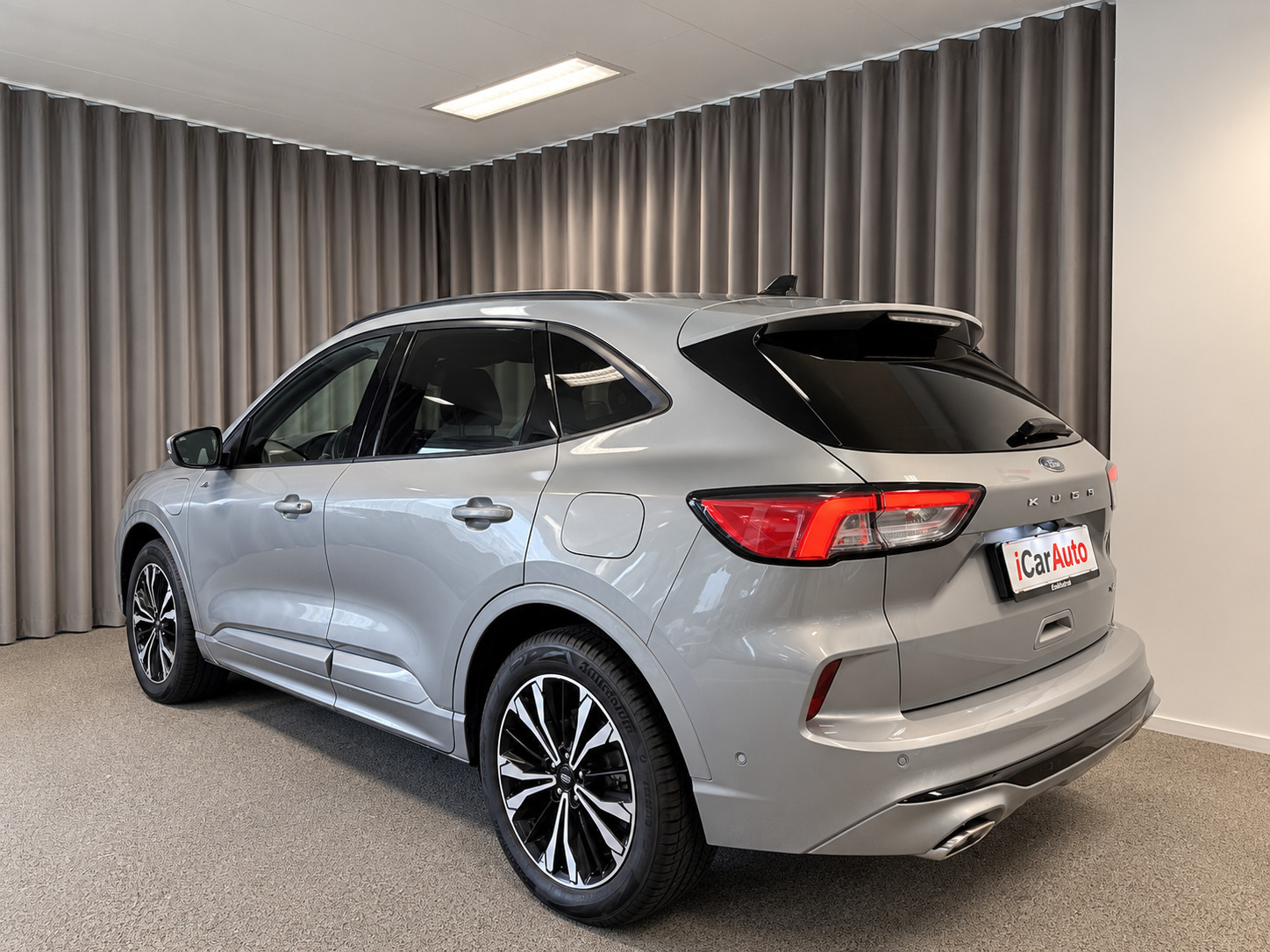 Grå Ford Kuga fra 2023