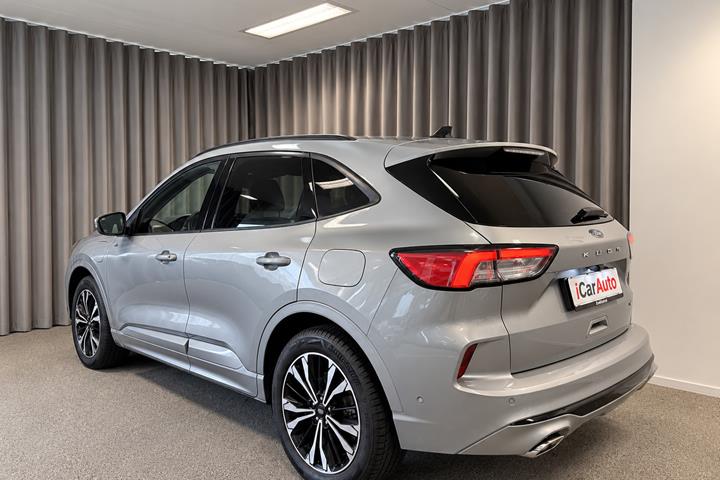 Grå Ford Kuga fra 2023