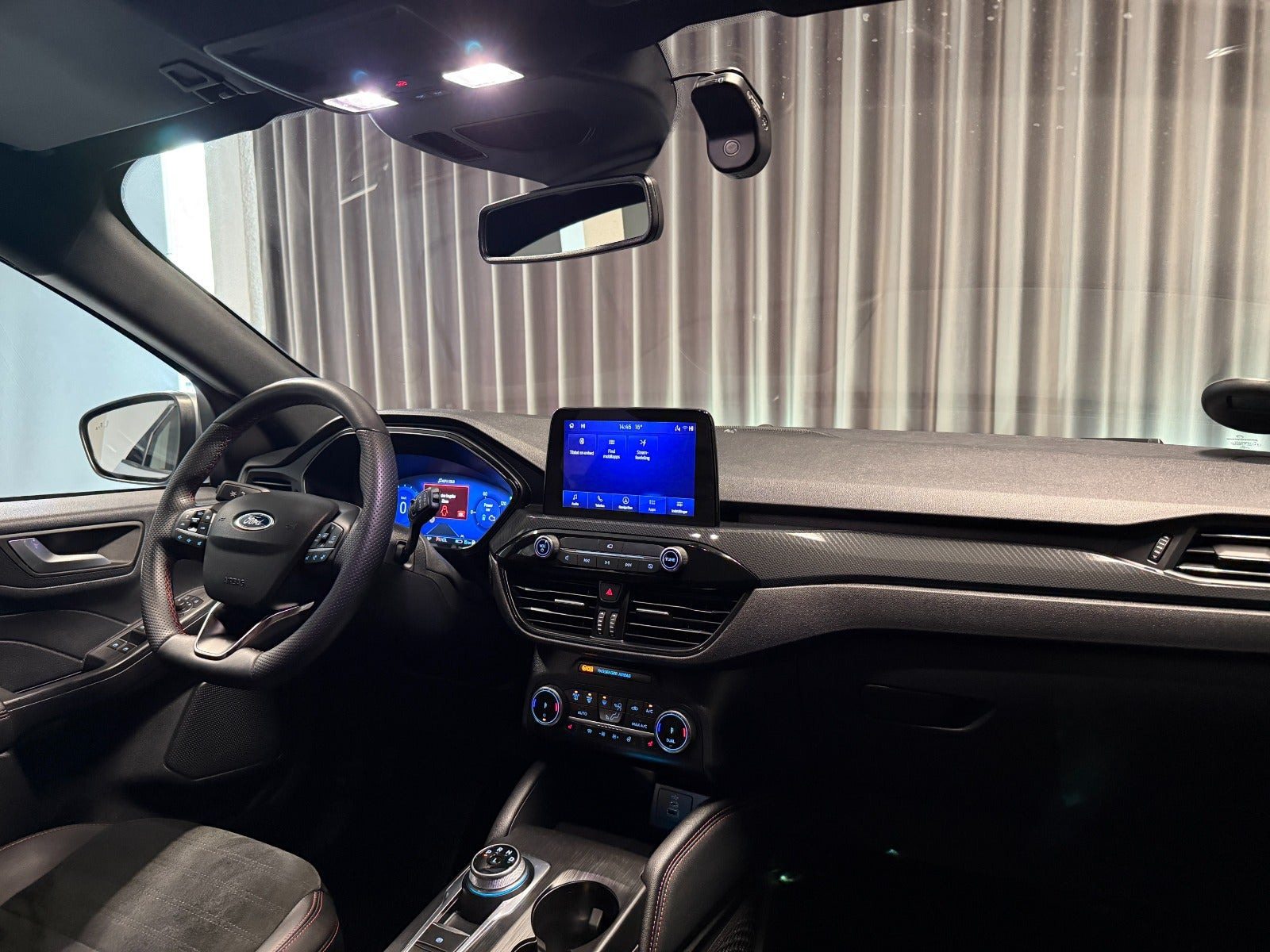 Grå Ford Kuga fra 2023