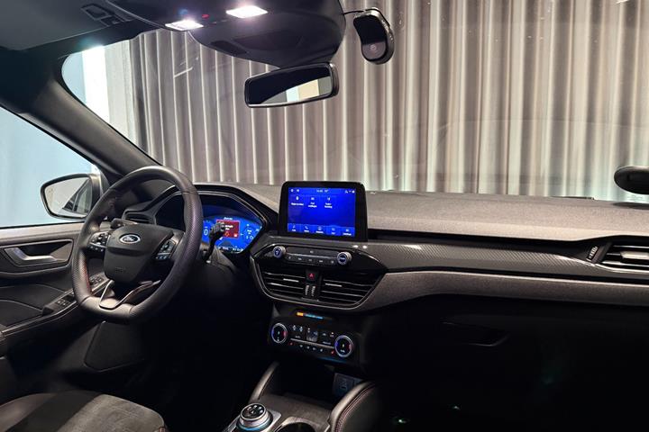 Grå Ford Kuga fra 2023