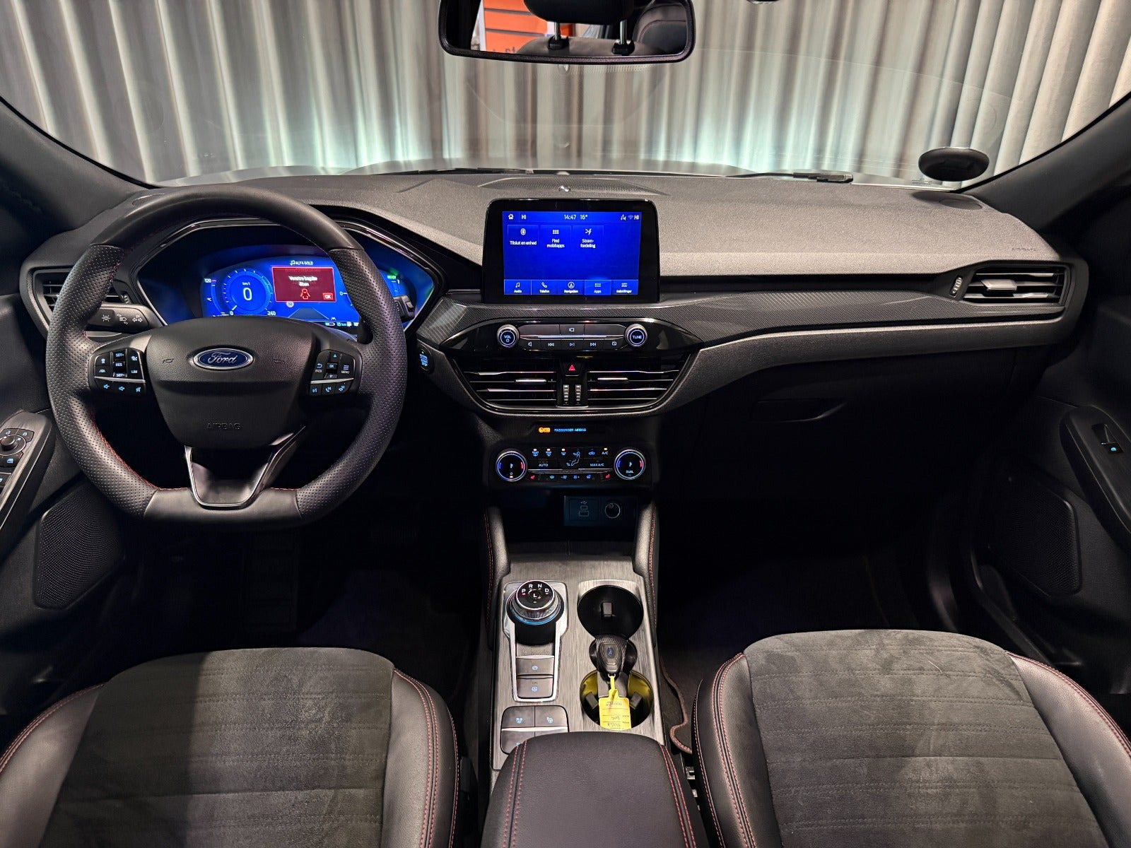 Grå Ford Kuga fra 2023