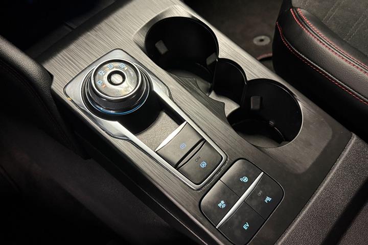 Grå Ford Kuga fra 2023