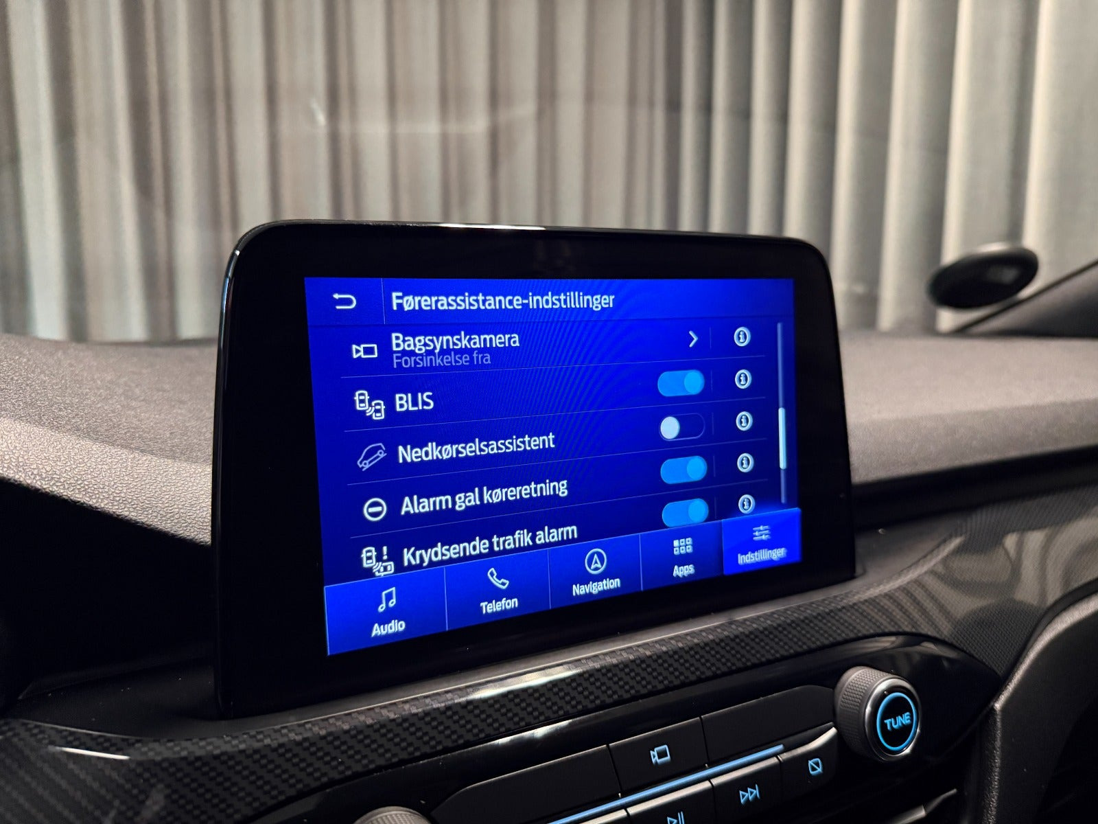 Grå Ford Kuga fra 2023