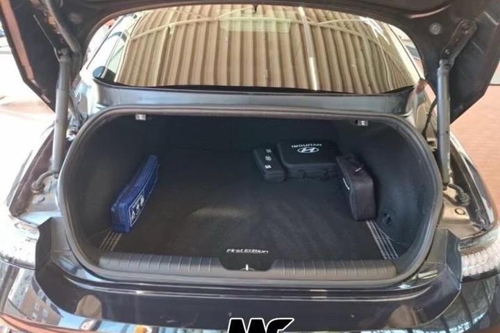 Blå Hyundai Ioniq 6 fra 2024