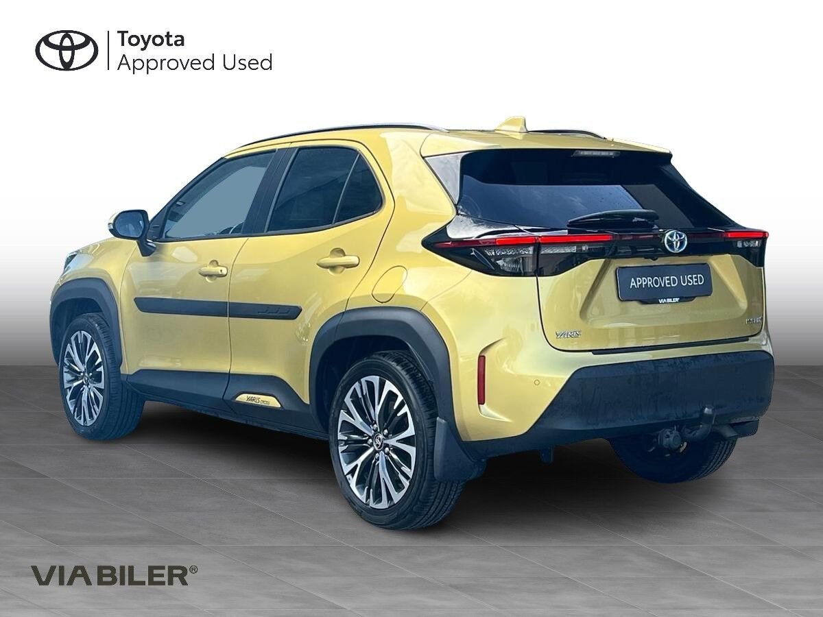 Gul Toyota Yaris Cross fra 2023