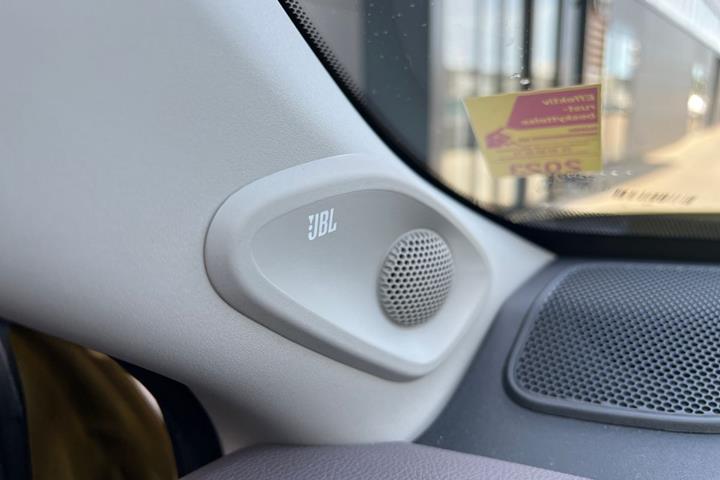 Gul Toyota Yaris Cross fra 2023