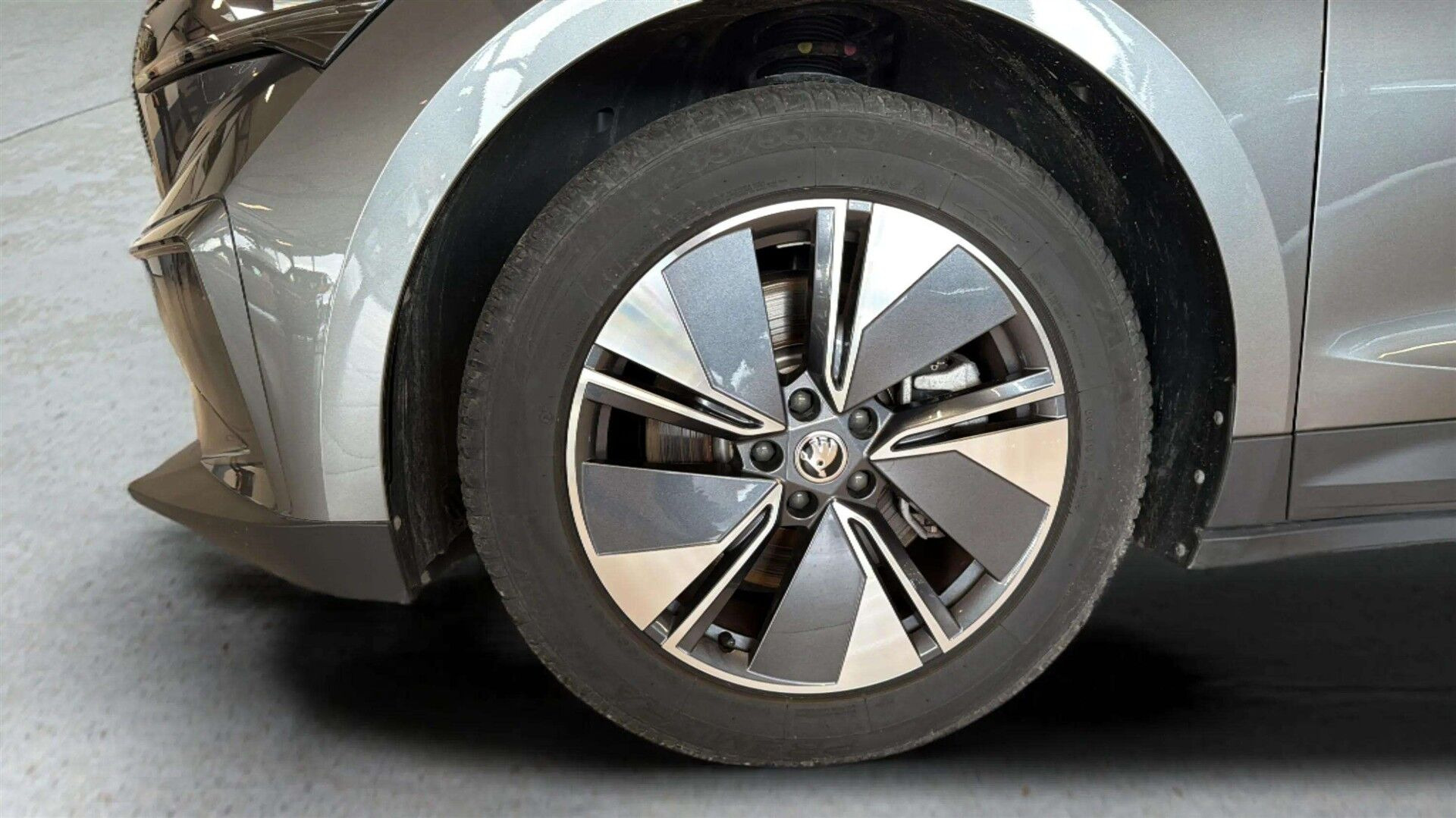 Grå Skoda Enyaq fra 2025