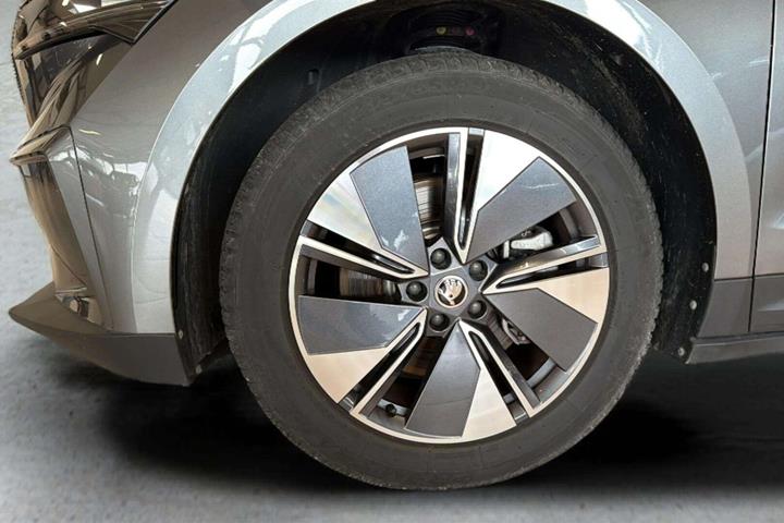 Grå Skoda Enyaq fra 2025