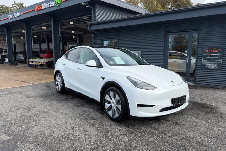 Sort Tesla Model Y fra 2024