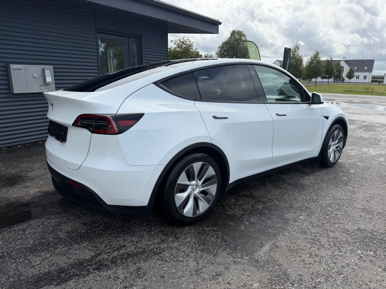 Sort Tesla Model Y fra 2024