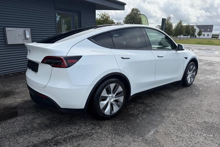 Sort Tesla Model Y fra 2024