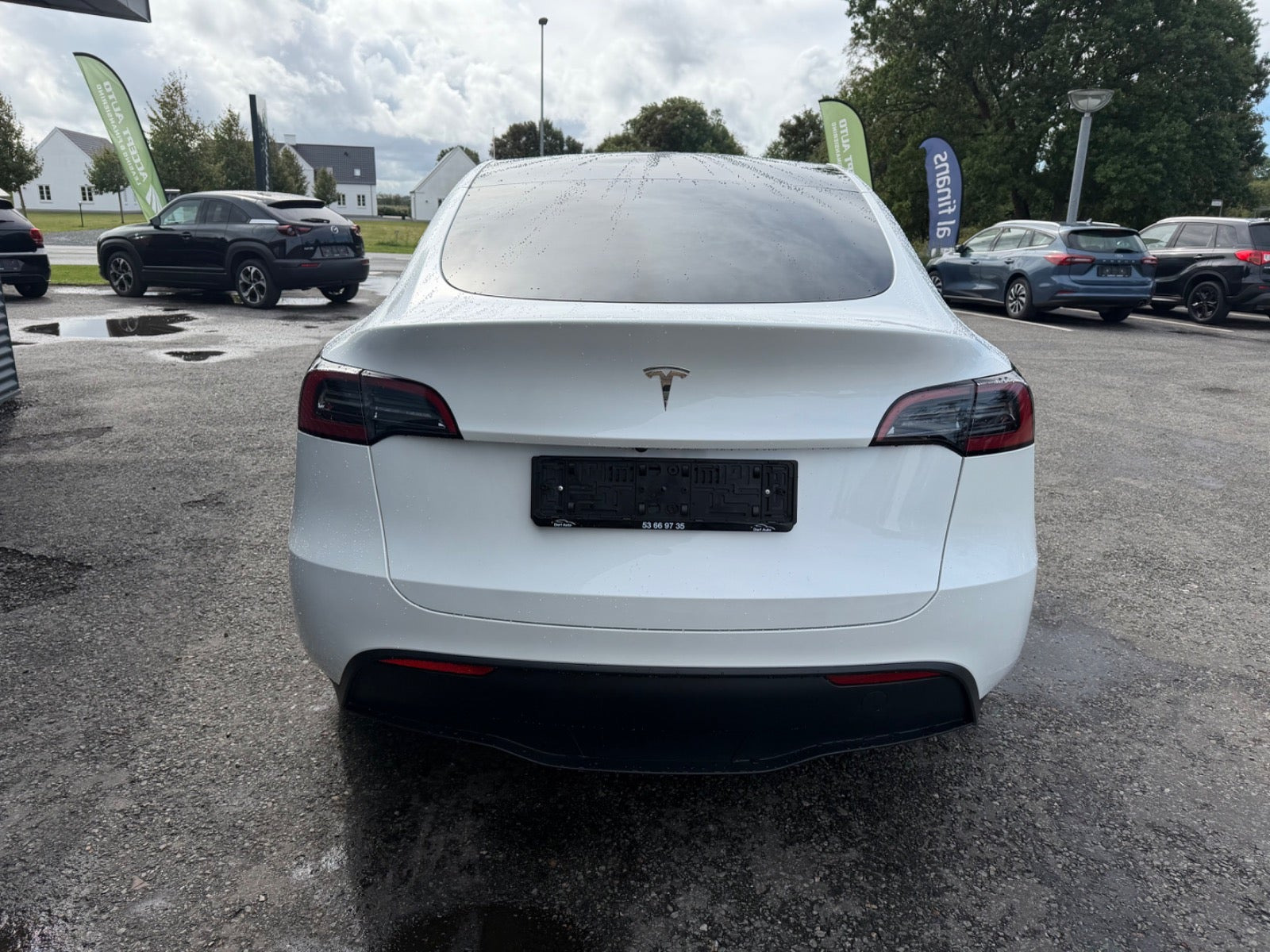 Sort Tesla Model Y fra 2024