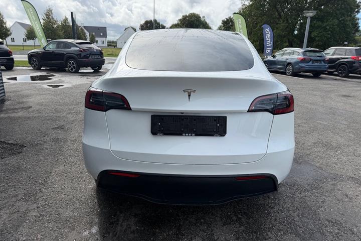 Sort Tesla Model Y fra 2024