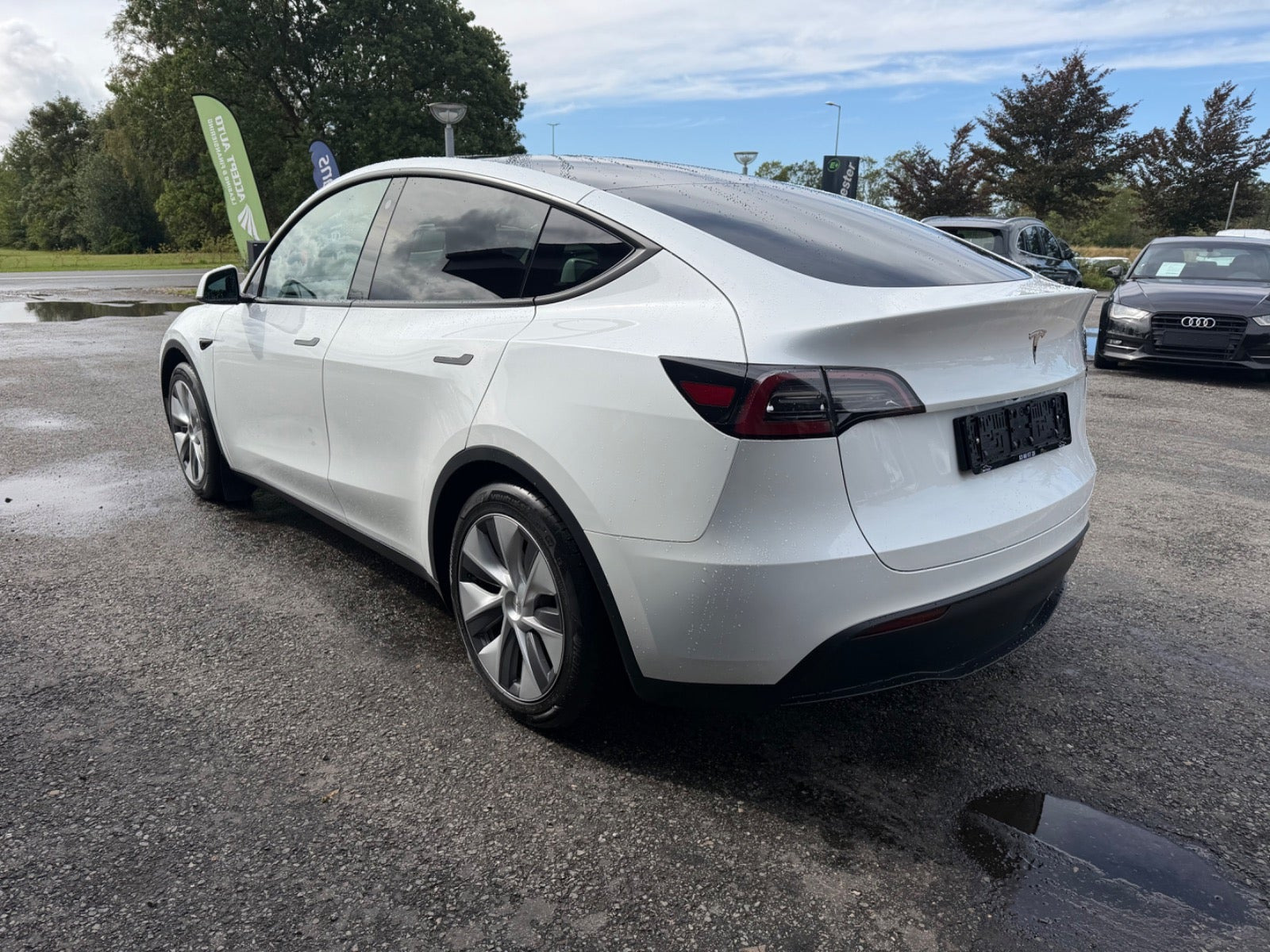 Sort Tesla Model Y fra 2024