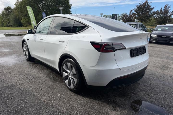 Sort Tesla Model Y fra 2024