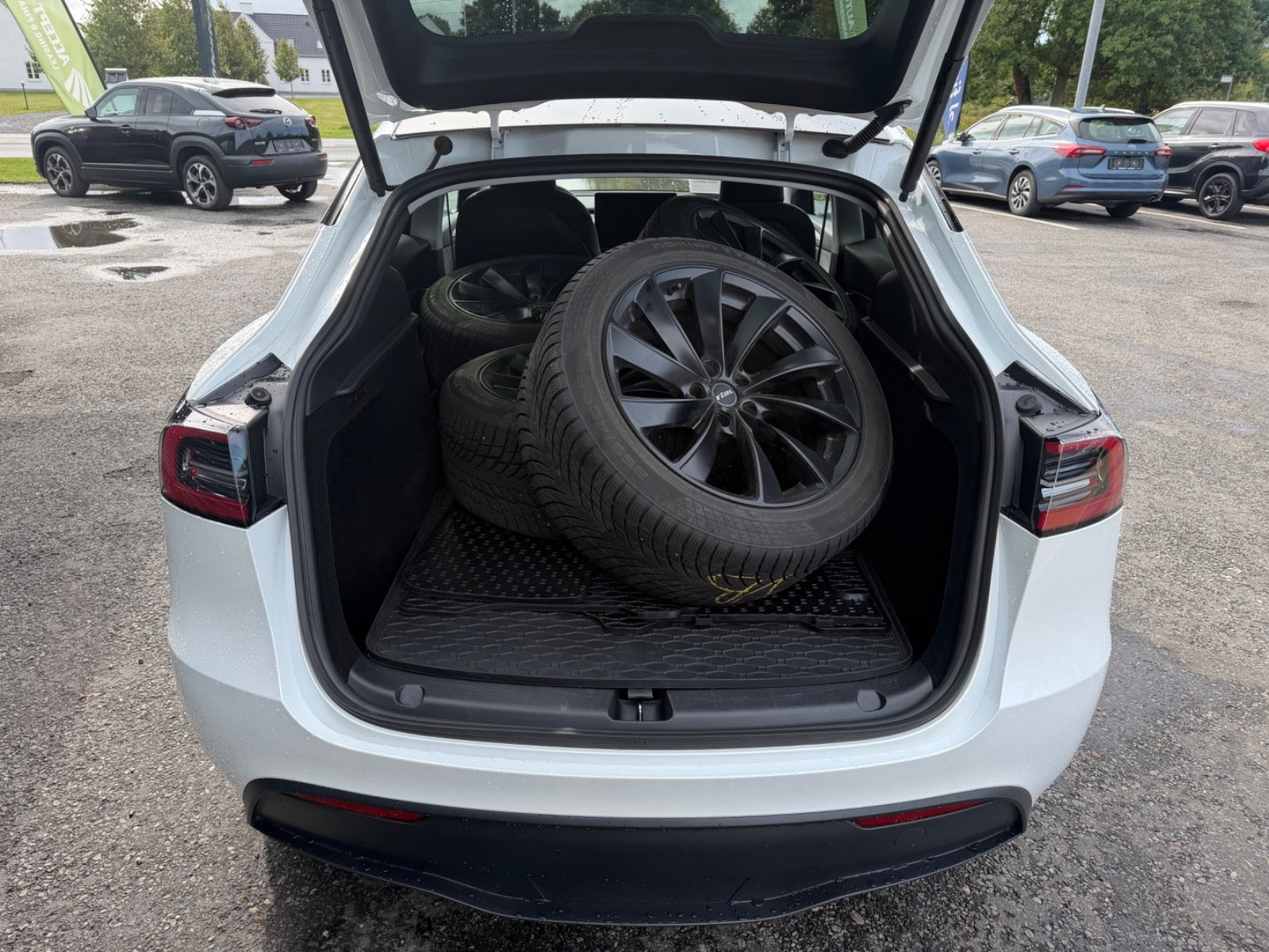 Sort Tesla Model Y fra 2024