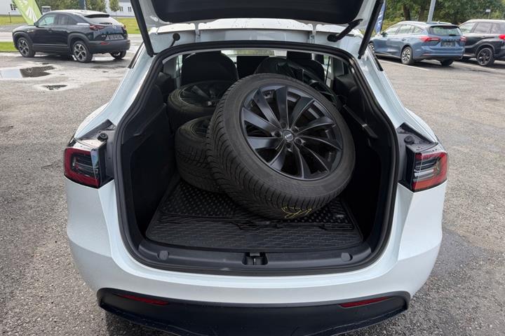 Sort Tesla Model Y fra 2024