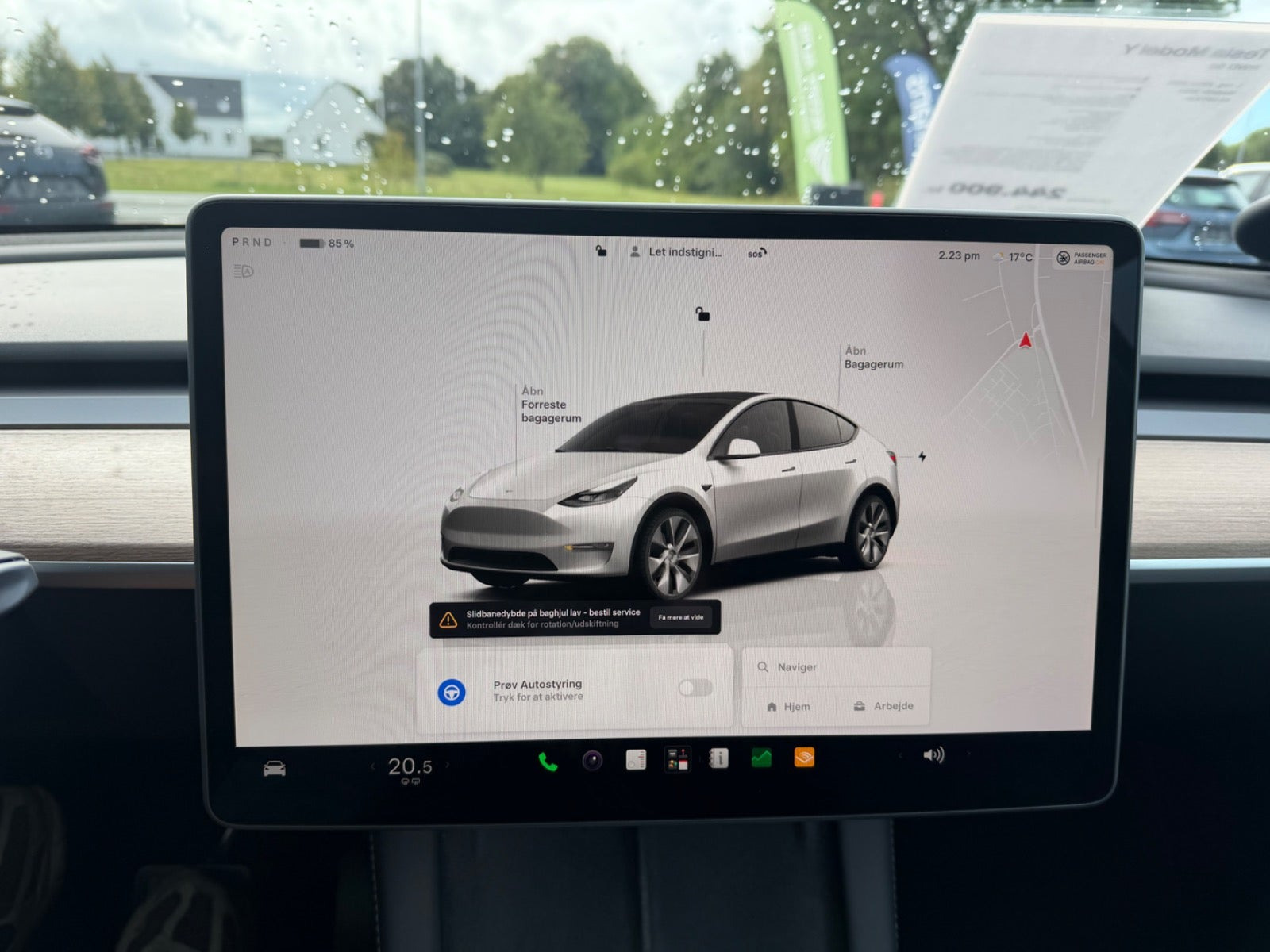 Sort Tesla Model Y fra 2024