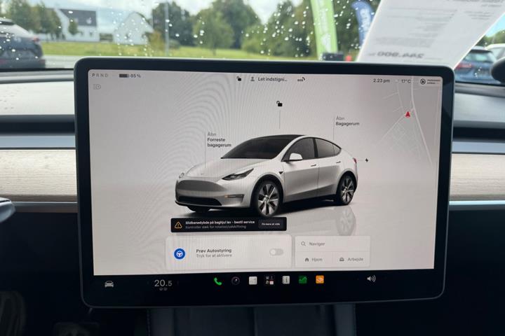 Sort Tesla Model Y fra 2024