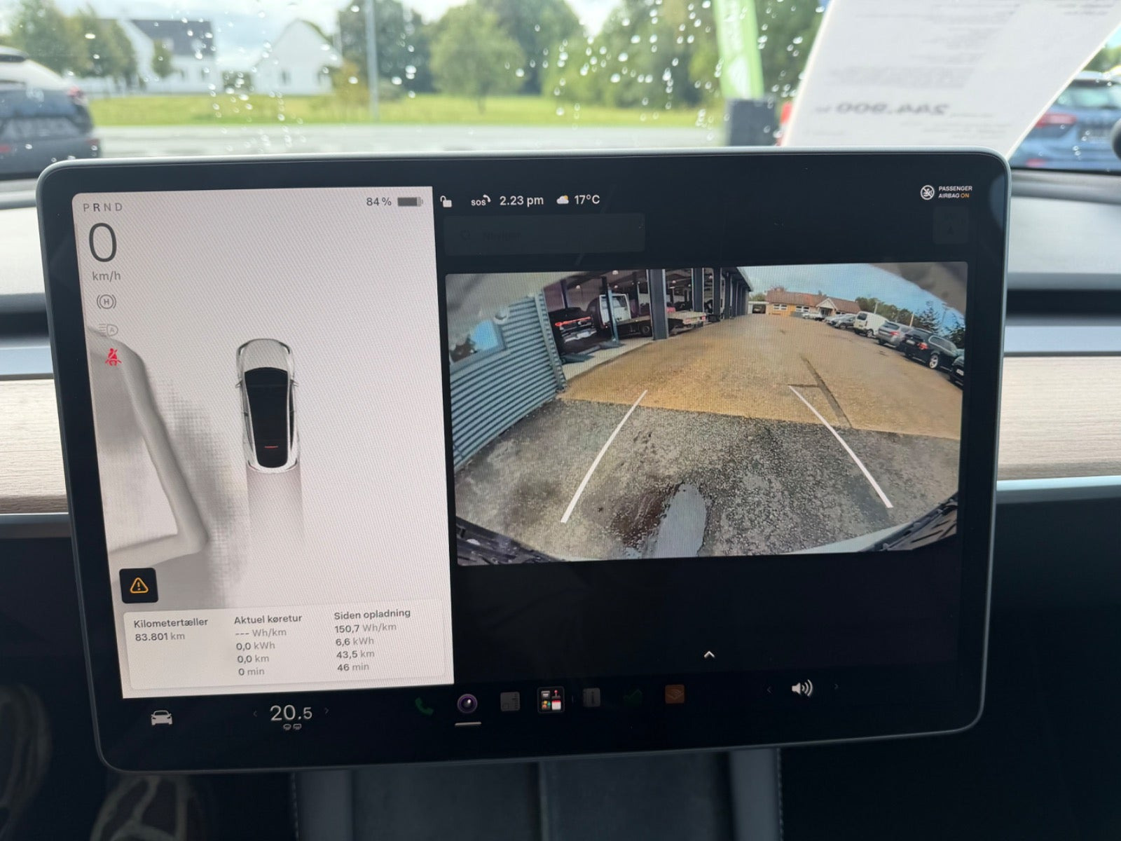 Sort Tesla Model Y fra 2024