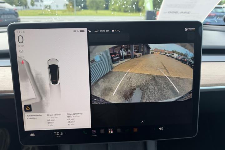 Sort Tesla Model Y fra 2024