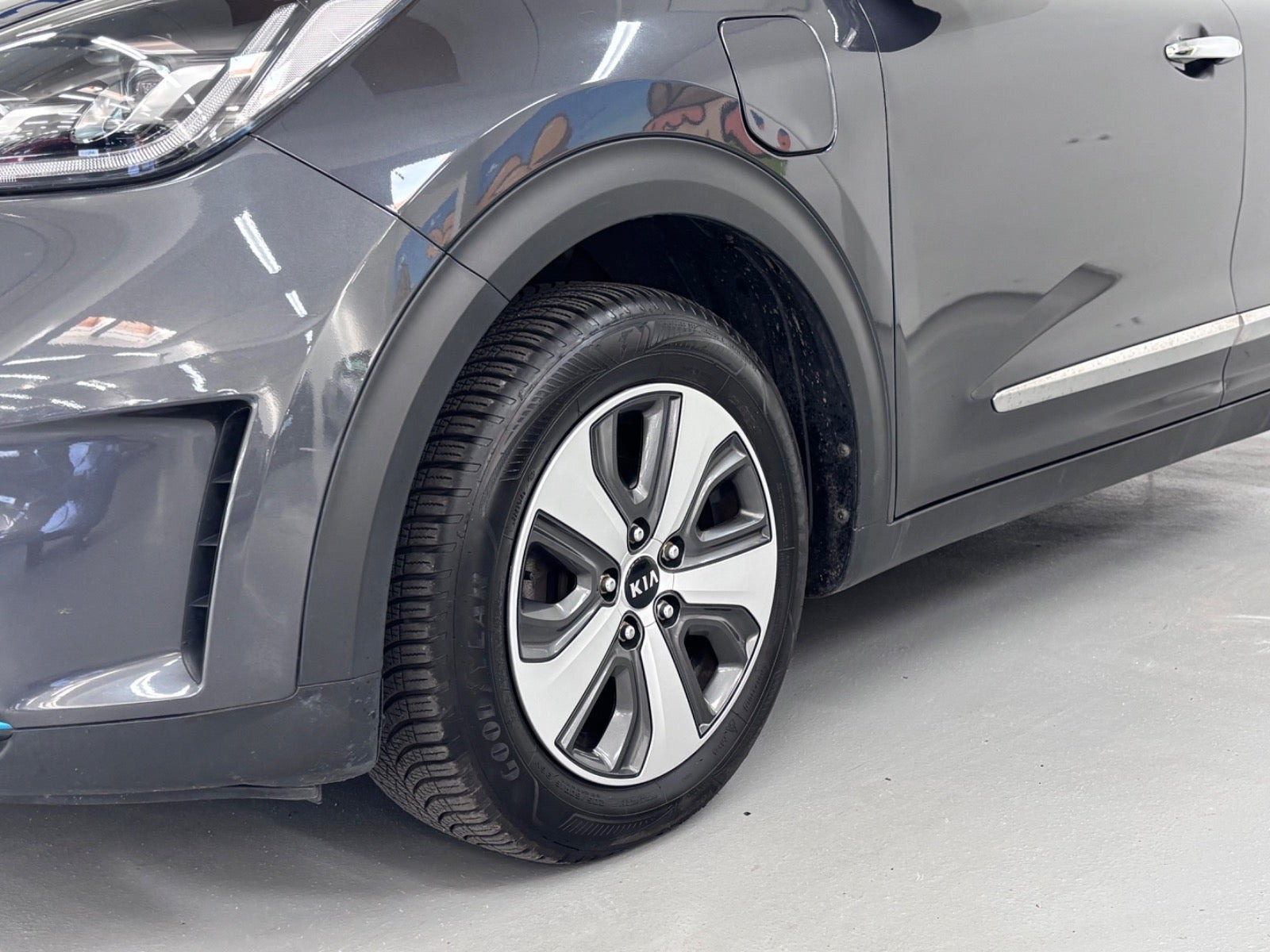 Grå Kia Niro fra 2019
