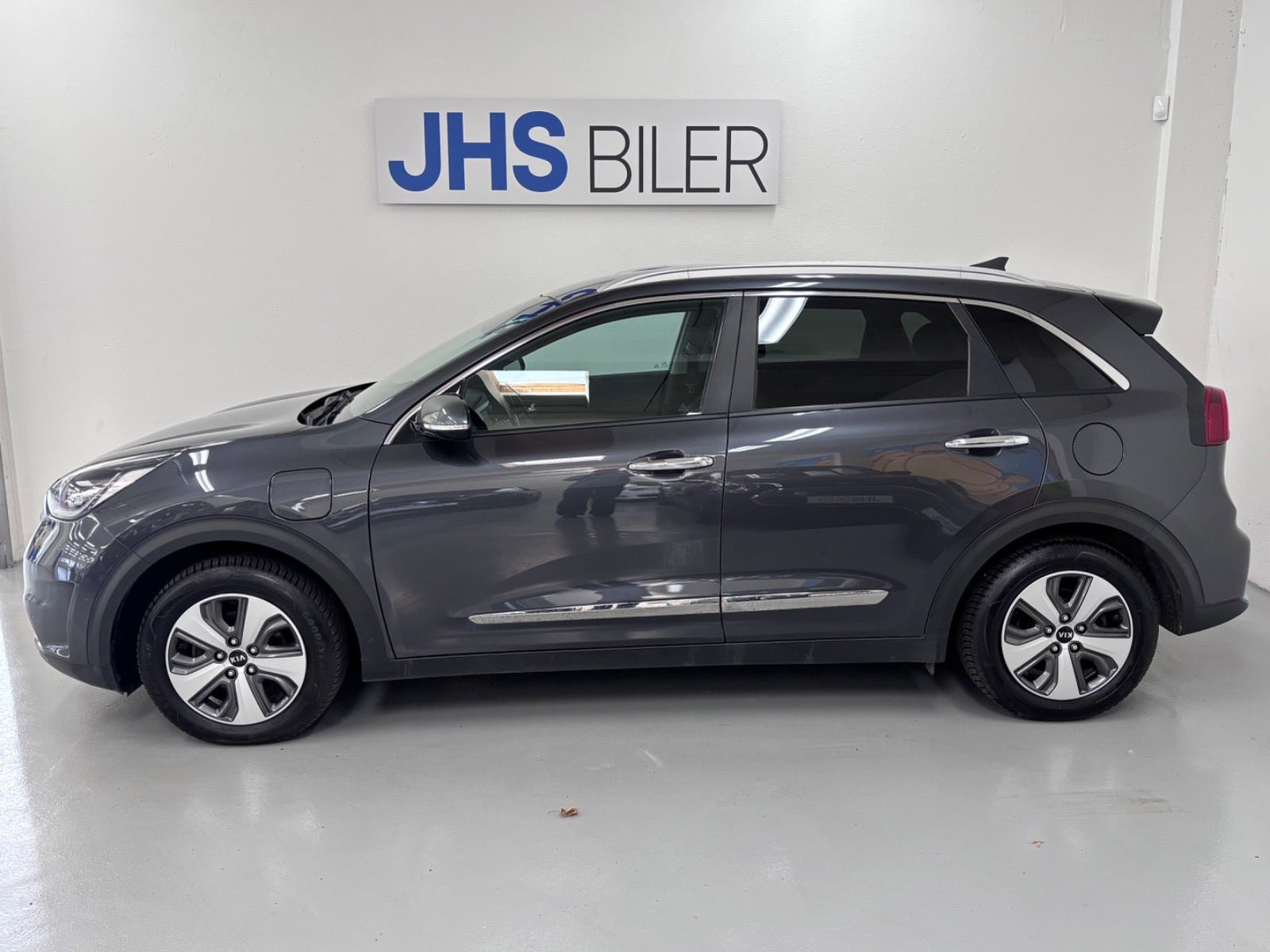 Grå Kia Niro fra 2019