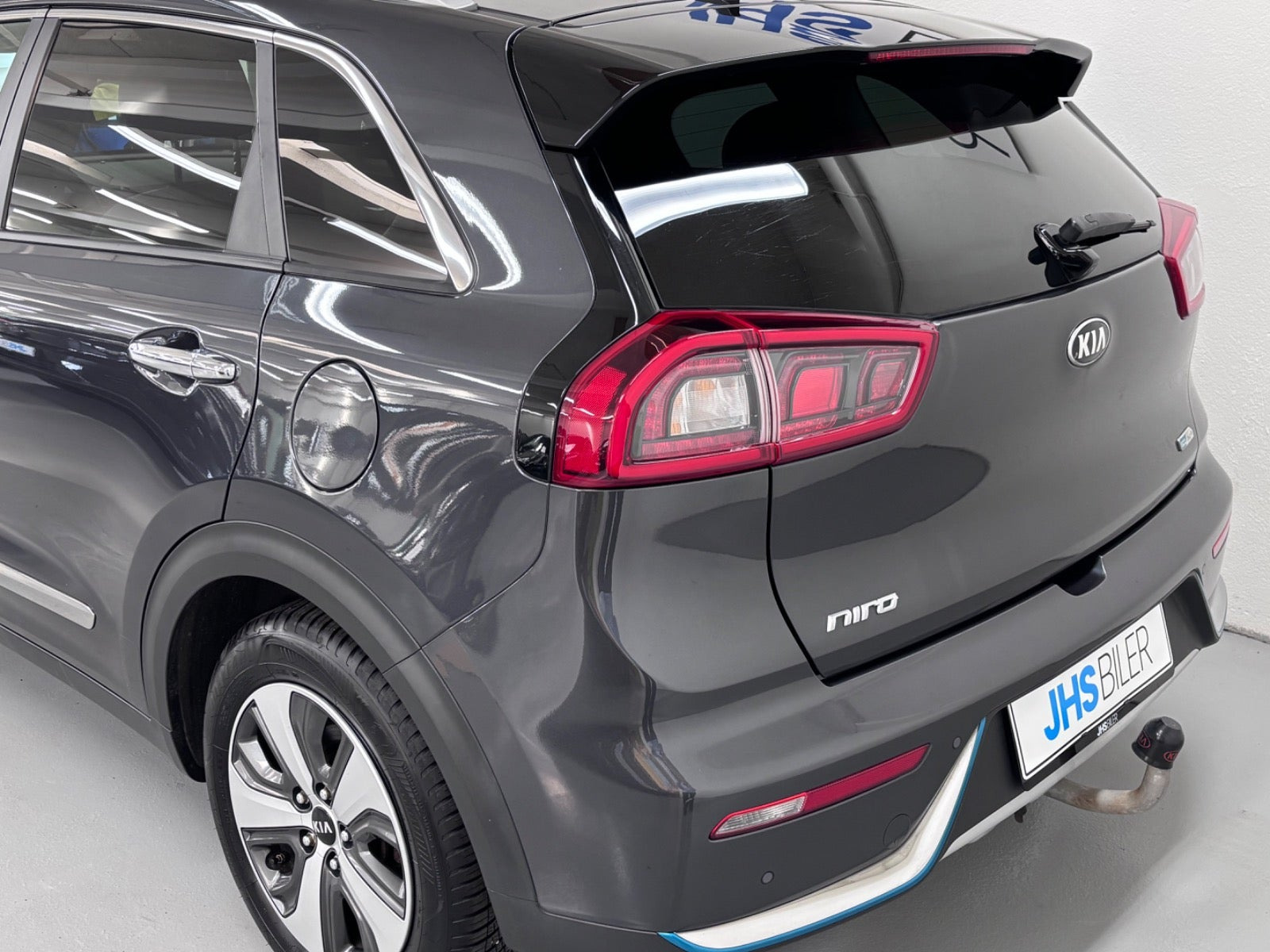 Grå Kia Niro fra 2019