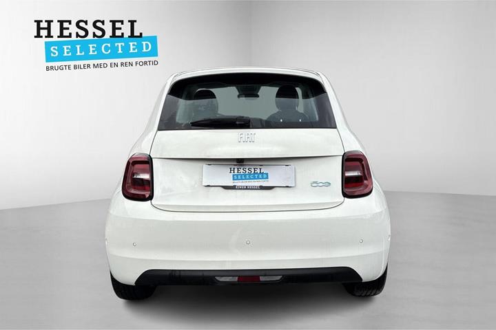 Hvid Fiat 500e fra 2024