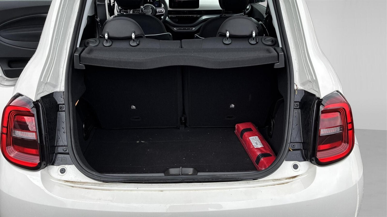 Hvid Fiat 500e fra 2024