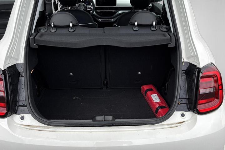 Hvid Fiat 500e fra 2024