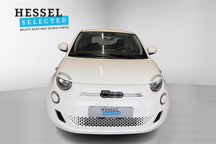 Hvid Fiat 500e fra 2024