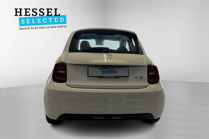Hvid Fiat 500e fra 2024