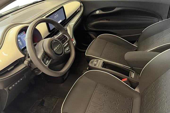 Hvid Fiat 500e fra 2024