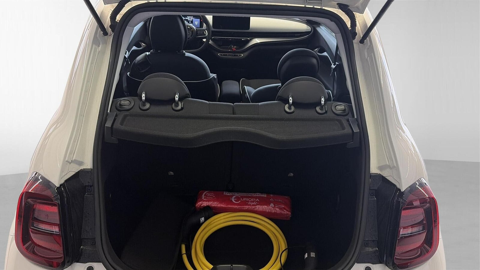 Hvid Fiat 500e fra 2024
