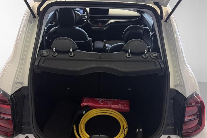 Hvid Fiat 500e fra 2024