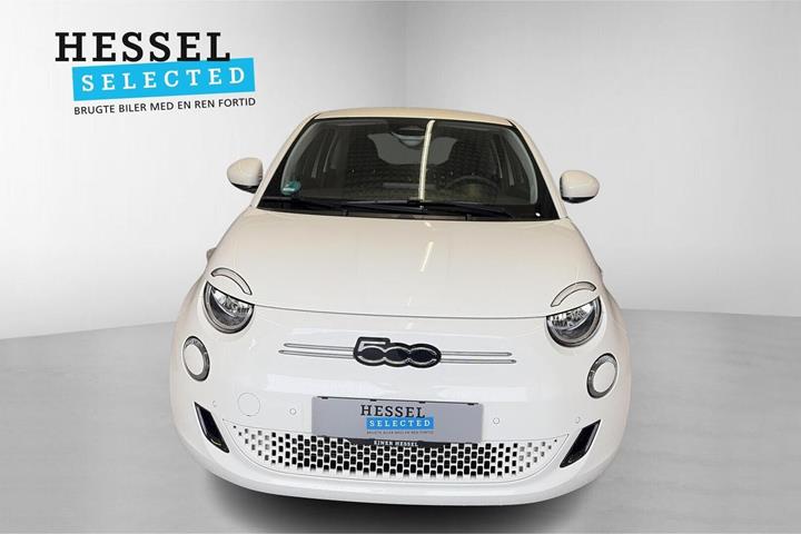 Hvid Fiat 500e fra 2024