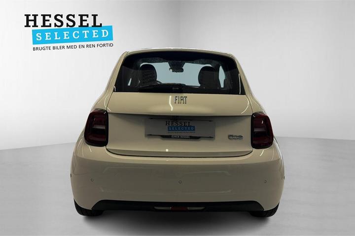 Hvid Fiat 500e fra 2024