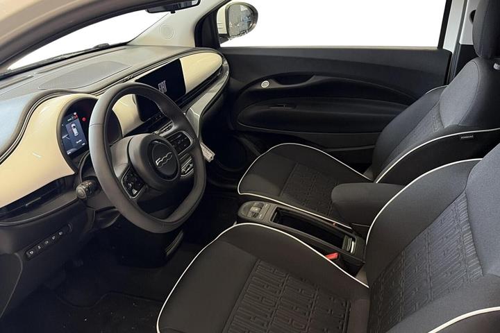 Hvid Fiat 500e fra 2024