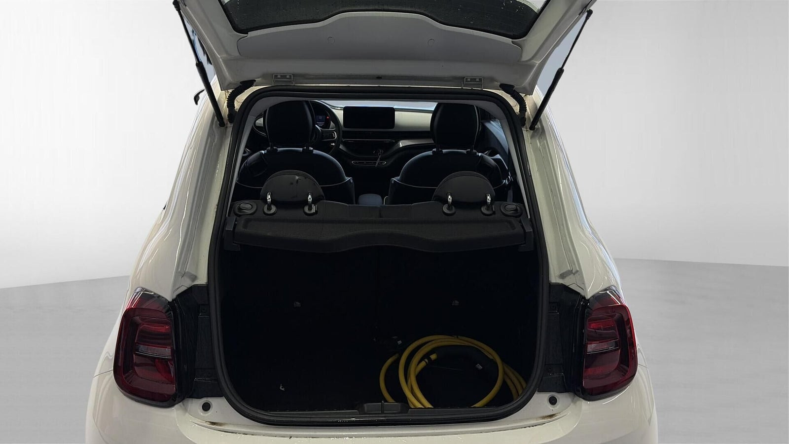Hvid Fiat 500e fra 2024