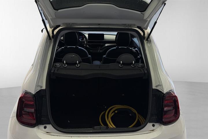 Hvid Fiat 500e fra 2024