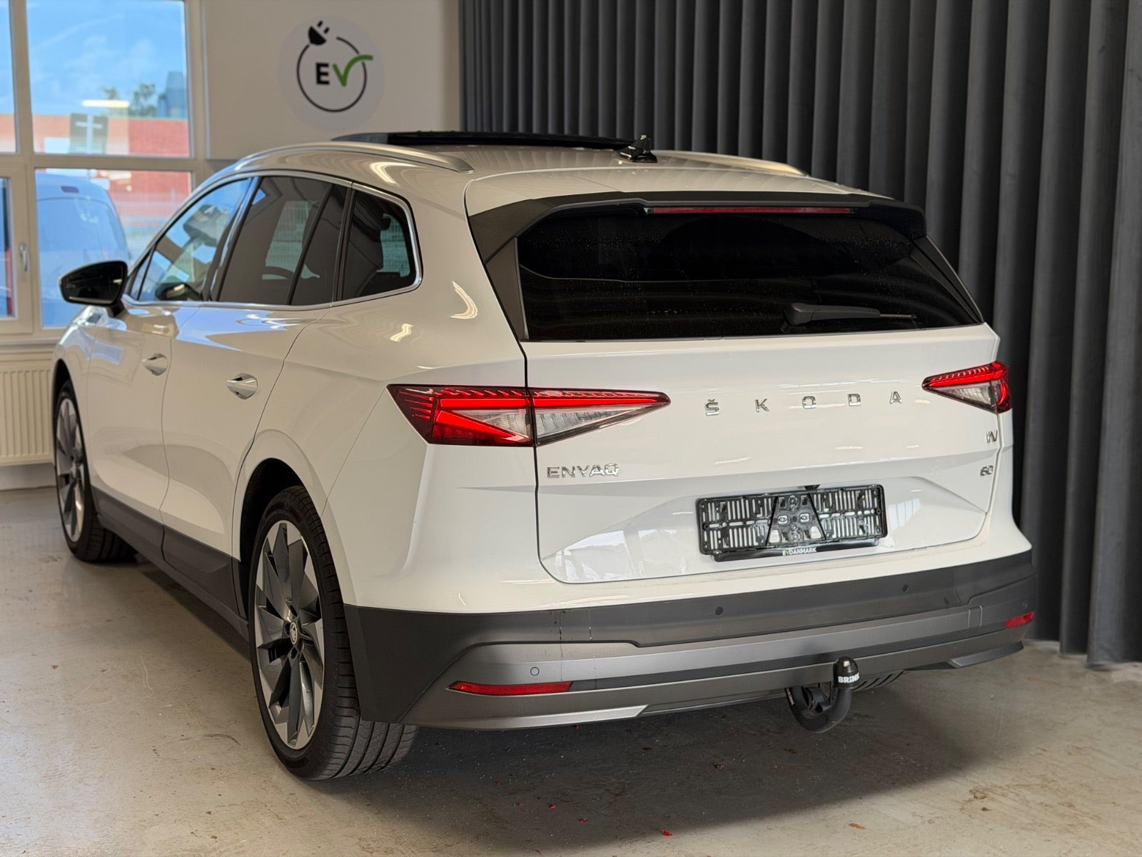 Hvid Skoda Enyaq fra 2022