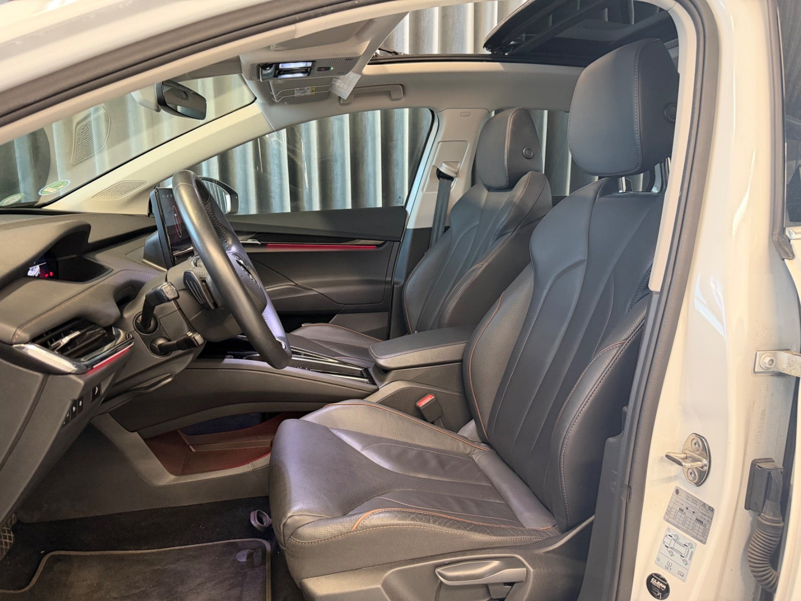 Hvid Skoda Enyaq fra 2022