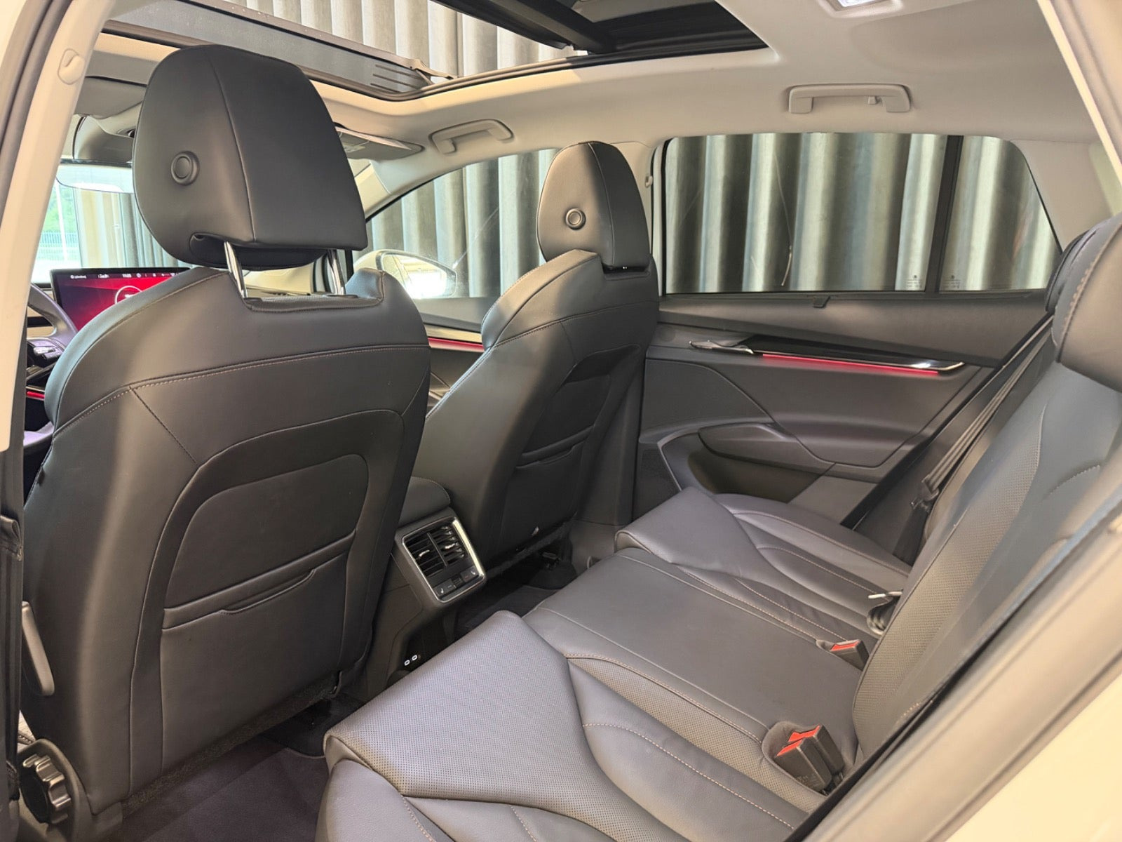 Hvid Skoda Enyaq fra 2022