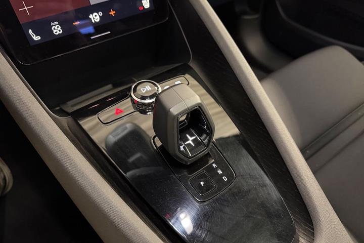 Blå Polestar 2 fra 2022