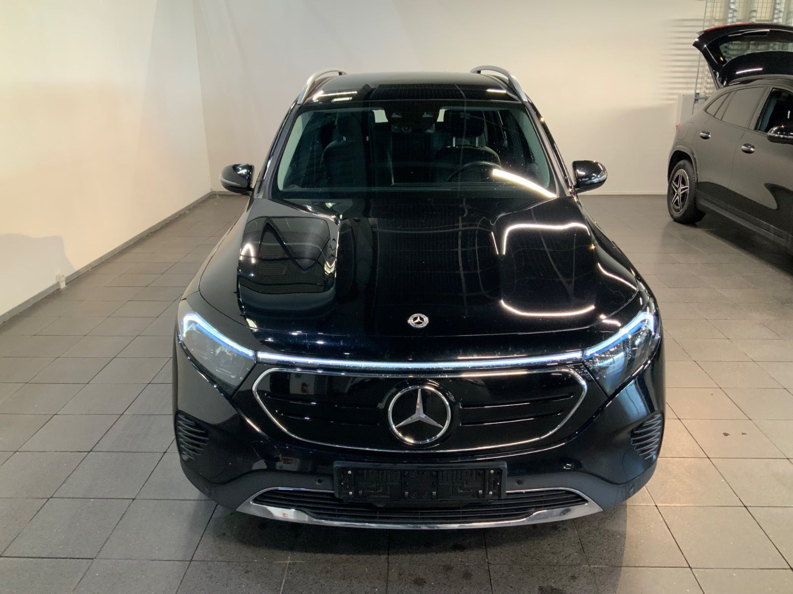 Sort Mercedes EQB250 fra 2023