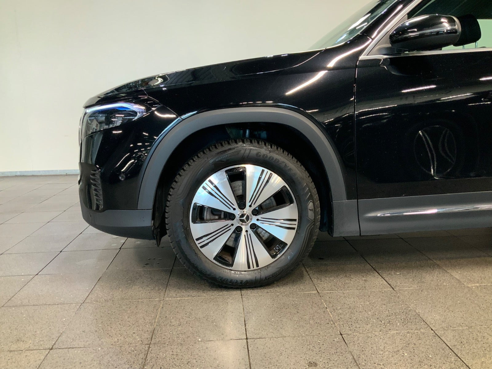 Sort Mercedes EQB250 fra 2023